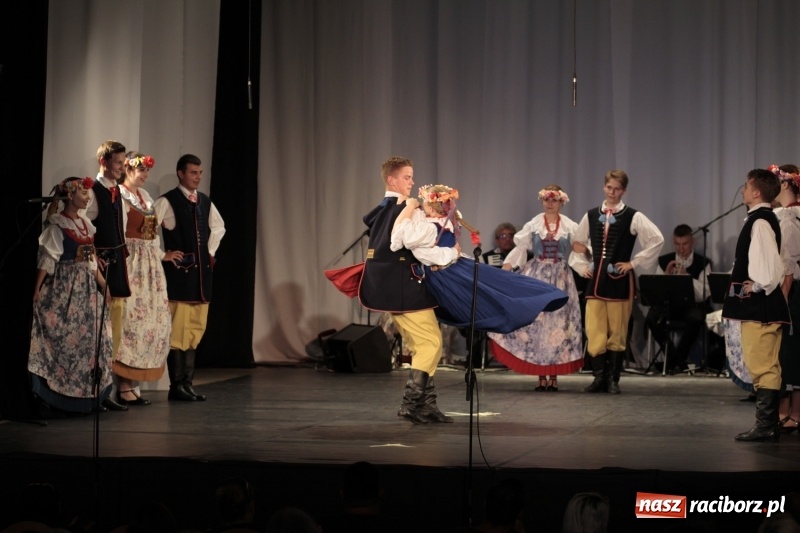 Zdjęcie w galerii na portalu naszraciborz.pl: Po naszymu dla niepodległej. Strzecha przepięknie zatańczyła na 100-lecie niepodległości  wiadomości z regionu