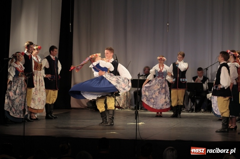 Zdjęcie w galerii na portalu naszraciborz.pl: Po naszymu dla niepodległej. Strzecha przepięknie zatańczyła na 100-lecie niepodległości  wiadomości z regionu