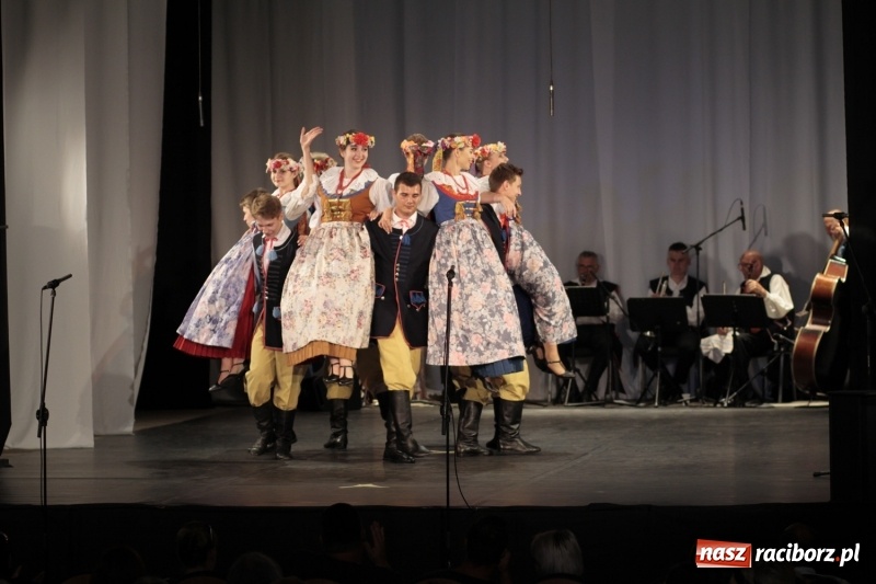 Zdjęcie w galerii na portalu naszraciborz.pl: Po naszymu dla niepodległej. Strzecha przepięknie zatańczyła na 100-lecie niepodległości  wiadomości z regionu