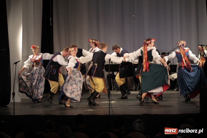 Zdjęcie w galerii na portalu naszraciborz.pl: Po naszymu dla niepodległej. Strzecha przepięknie zatańczyła na 100-lecie niepodległości  wiadomości z regionu