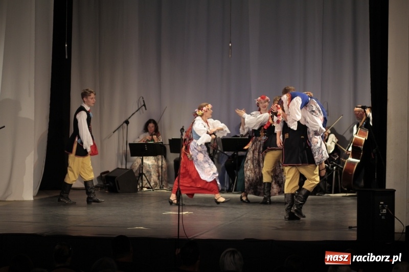 Zdjęcie w galerii na portalu naszraciborz.pl: Po naszymu dla niepodległej. Strzecha przepięknie zatańczyła na 100-lecie niepodległości  wiadomości z regionu