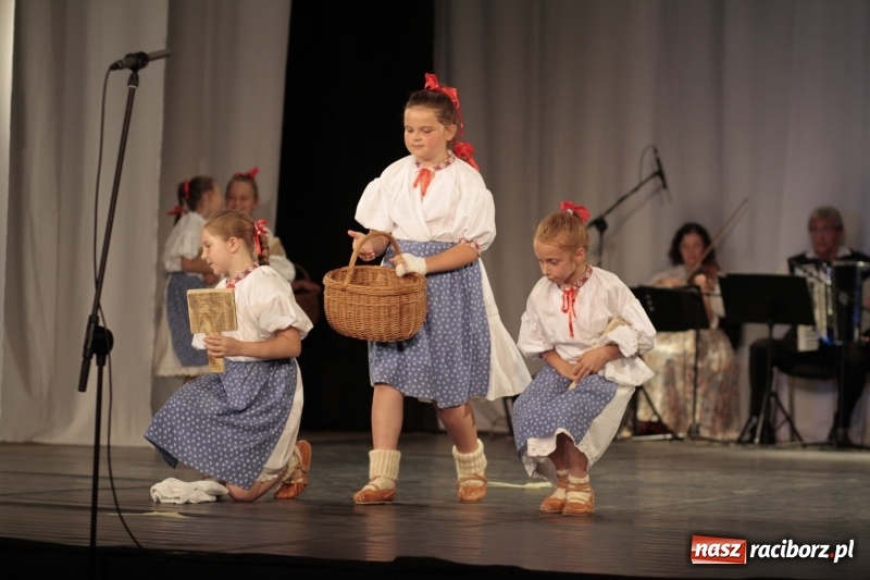 Zdjęcie w galerii na portalu naszraciborz.pl: Po naszymu dla niepodległej. Strzecha przepięknie zatańczyła na 100-lecie niepodległości  wiadomości z regionu