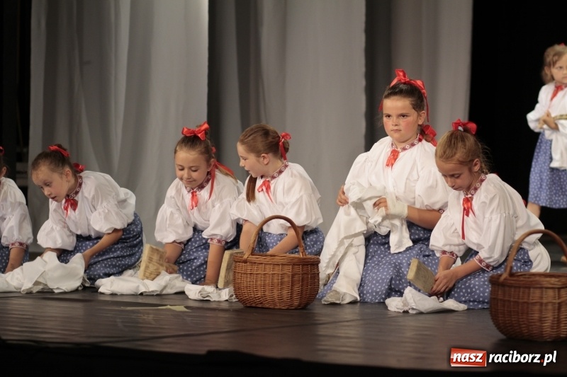 Zdjęcie w galerii na portalu naszraciborz.pl: Po naszymu dla niepodległej. Strzecha przepięknie zatańczyła na 100-lecie niepodległości  wiadomości z regionu