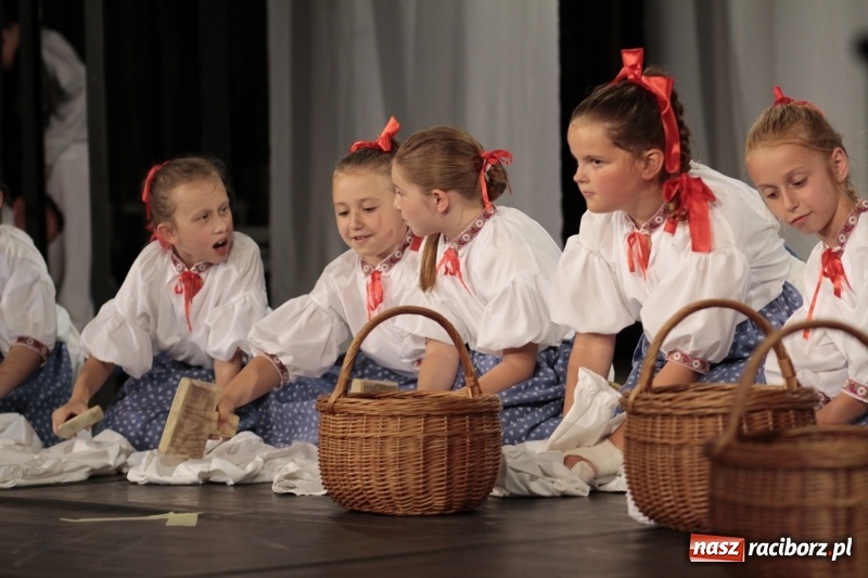 Zdjęcie w galerii na portalu naszraciborz.pl: Po naszymu dla niepodległej. Strzecha przepięknie zatańczyła na 100-lecie niepodległości  wiadomości z regionu