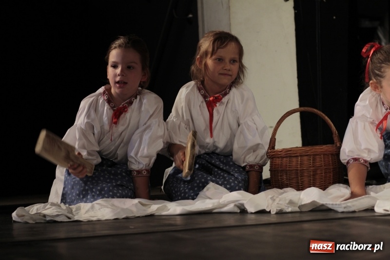 Zdjęcie w galerii na portalu naszraciborz.pl: Po naszymu dla niepodległej. Strzecha przepięknie zatańczyła na 100-lecie niepodległości  wiadomości z regionu