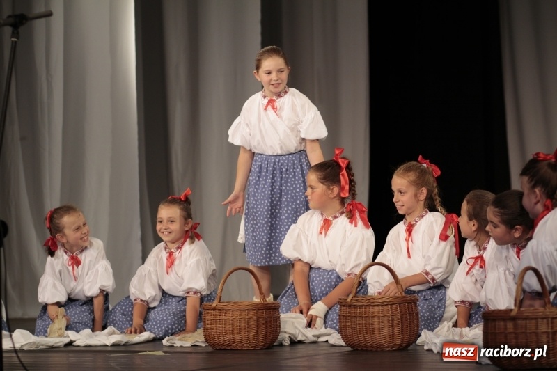 Zdjęcie w galerii na portalu naszraciborz.pl: Po naszymu dla niepodległej. Strzecha przepięknie zatańczyła na 100-lecie niepodległości  wiadomości z regionu