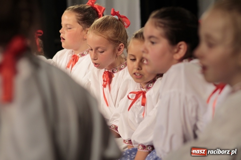 Zdjęcie w galerii na portalu naszraciborz.pl: Po naszymu dla niepodległej. Strzecha przepięknie zatańczyła na 100-lecie niepodległości  wiadomości z regionu