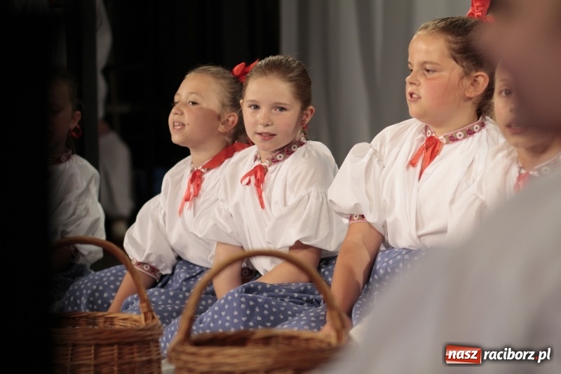 Zdjęcie w galerii na portalu naszraciborz.pl: Po naszymu dla niepodległej. Strzecha przepięknie zatańczyła na 100-lecie niepodległości  wiadomości z regionu