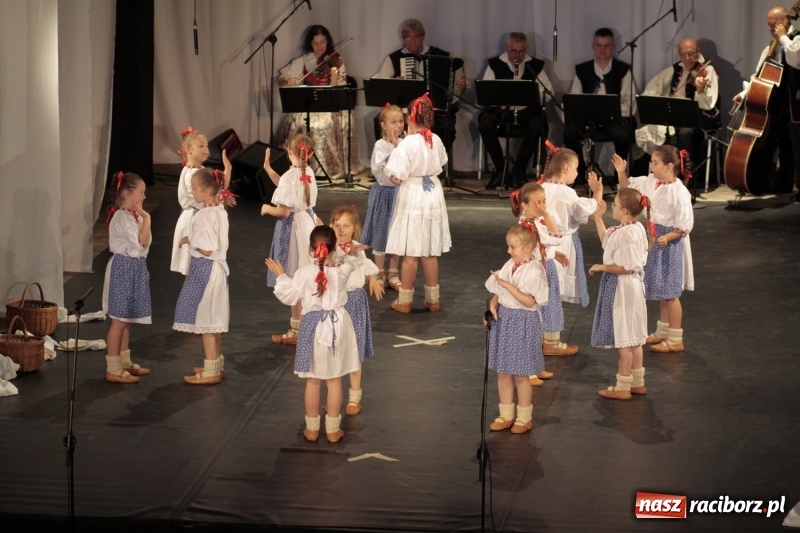 Zdjęcie w galerii na portalu naszraciborz.pl: Po naszymu dla niepodległej. Strzecha przepięknie zatańczyła na 100-lecie niepodległości  wiadomości z regionu