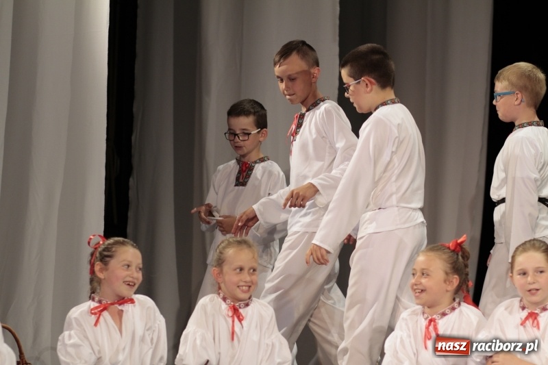 Zdjęcie w galerii na portalu naszraciborz.pl: Po naszymu dla niepodległej. Strzecha przepięknie zatańczyła na 100-lecie niepodległości  wiadomości z regionu