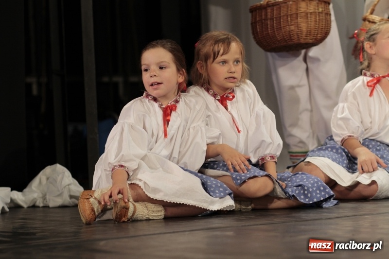 Zdjęcie w galerii na portalu naszraciborz.pl: Po naszymu dla niepodległej. Strzecha przepięknie zatańczyła na 100-lecie niepodległości  wiadomości z regionu