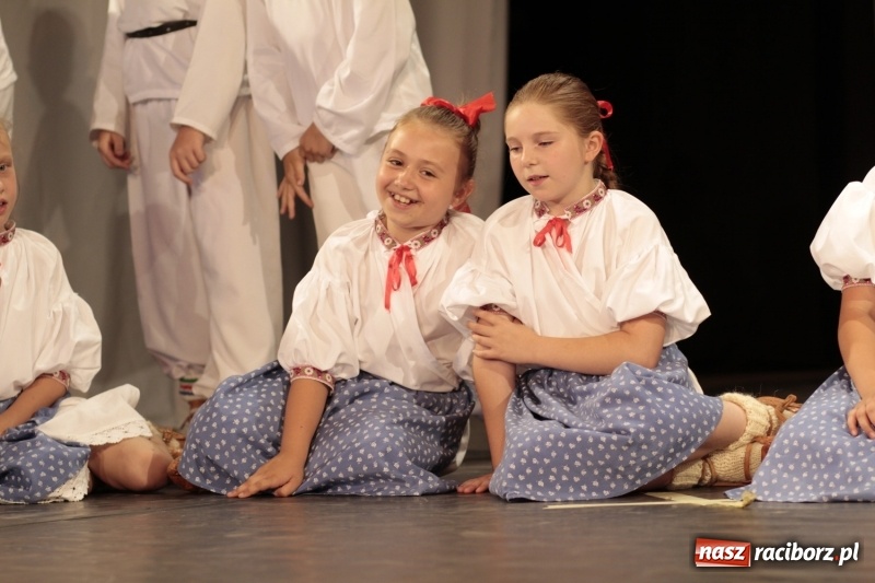 Zdjęcie w galerii na portalu naszraciborz.pl: Po naszymu dla niepodległej. Strzecha przepięknie zatańczyła na 100-lecie niepodległości  wiadomości z regionu