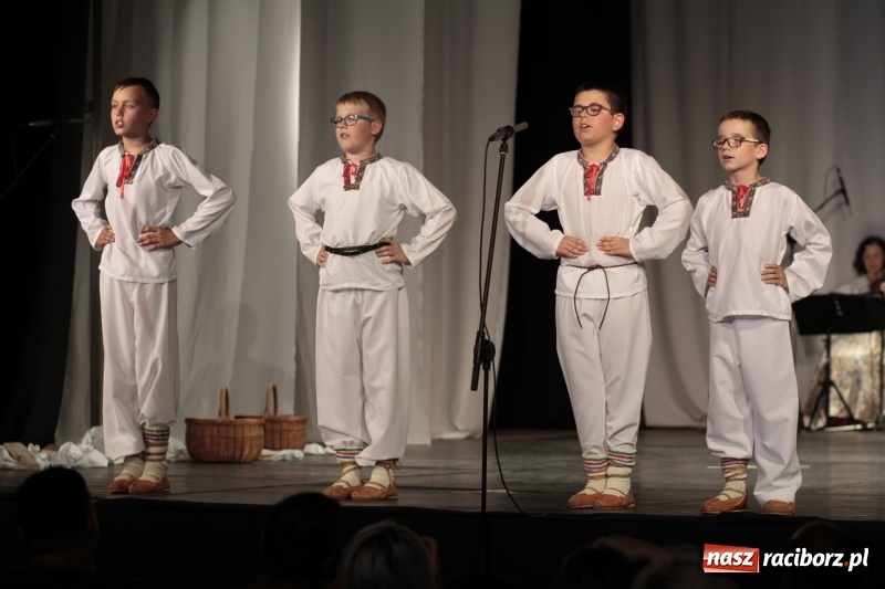 Zdjęcie w galerii na portalu naszraciborz.pl: Po naszymu dla niepodległej. Strzecha przepięknie zatańczyła na 100-lecie niepodległości  wiadomości z regionu
