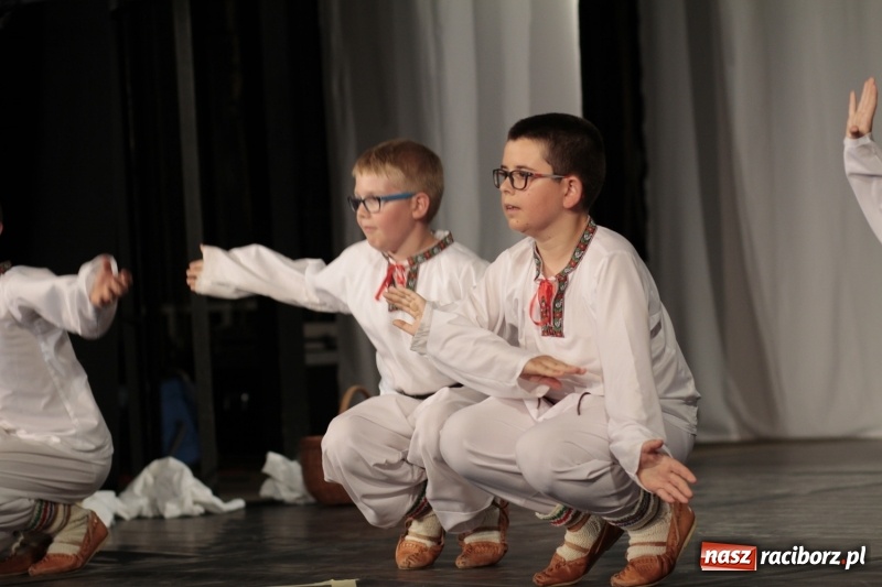 Zdjęcie w galerii na portalu naszraciborz.pl: Po naszymu dla niepodległej. Strzecha przepięknie zatańczyła na 100-lecie niepodległości  wiadomości z regionu