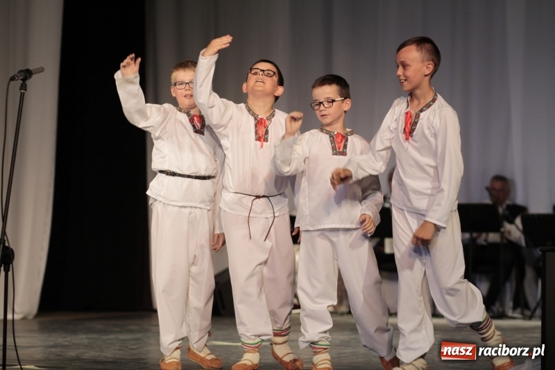 Zdjęcie w galerii na portalu naszraciborz.pl: Po naszymu dla niepodległej. Strzecha przepięknie zatańczyła na 100-lecie niepodległości  wiadomości z regionu