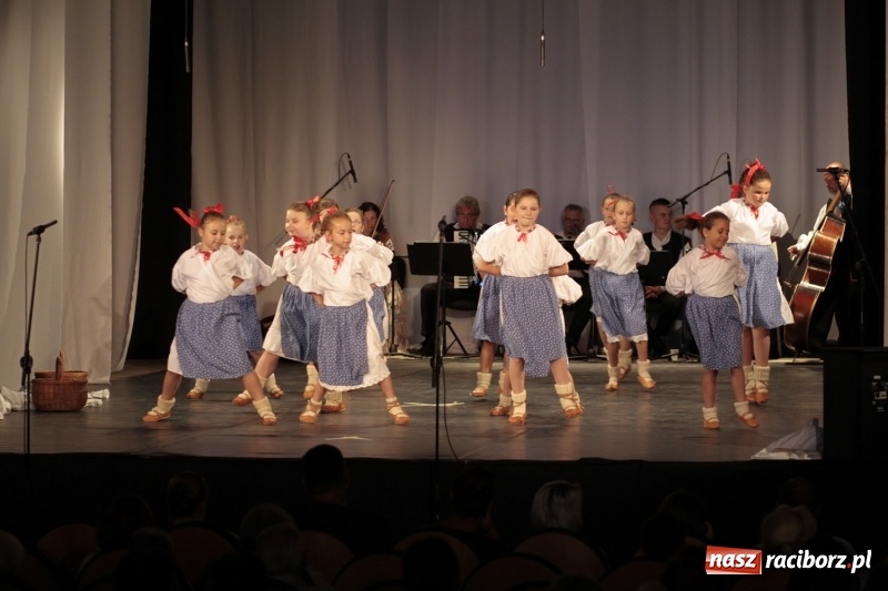 Zdjęcie w galerii na portalu naszraciborz.pl: Po naszymu dla niepodległej. Strzecha przepięknie zatańczyła na 100-lecie niepodległości  wiadomości z regionu