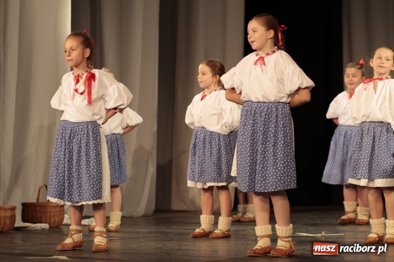 Zdjęcie w galerii na portalu naszraciborz.pl: Po naszymu dla niepodległej. Strzecha przepięknie zatańczyła na 100-lecie niepodległości  wiadomości z regionu