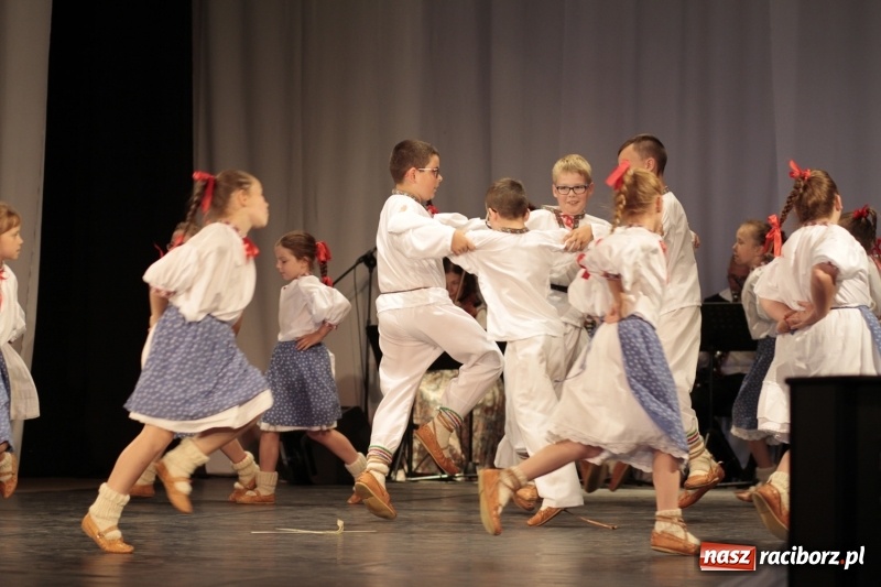 Zdjęcie w galerii na portalu naszraciborz.pl: Po naszymu dla niepodległej. Strzecha przepięknie zatańczyła na 100-lecie niepodległości  wiadomości z regionu