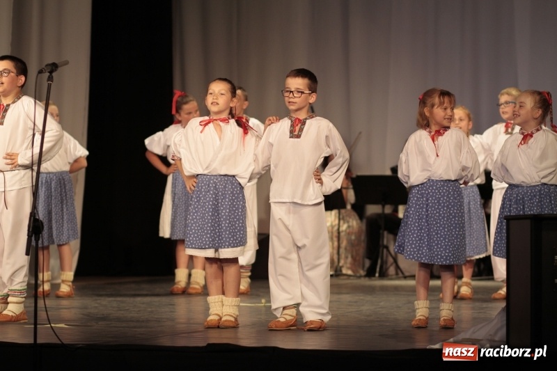 Zdjęcie w galerii na portalu naszraciborz.pl: Po naszymu dla niepodległej. Strzecha przepięknie zatańczyła na 100-lecie niepodległości  wiadomości z regionu
