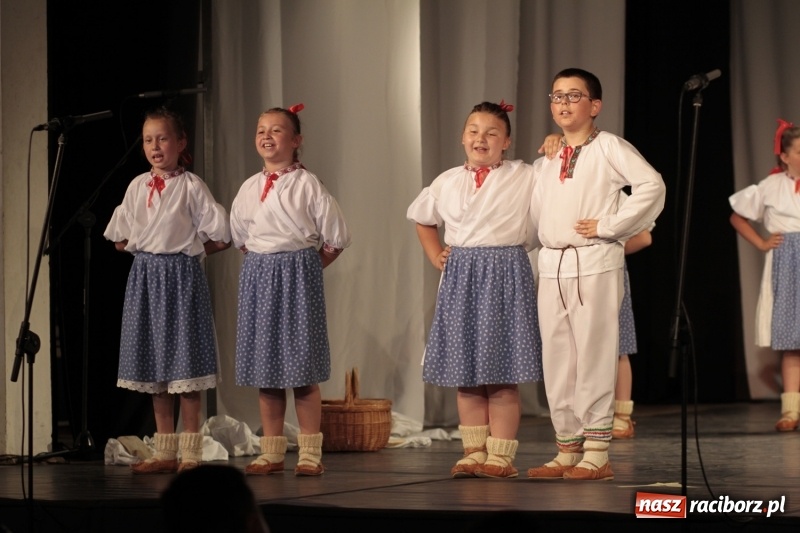 Zdjęcie w galerii na portalu naszraciborz.pl: Po naszymu dla niepodległej. Strzecha przepięknie zatańczyła na 100-lecie niepodległości  wiadomości z regionu