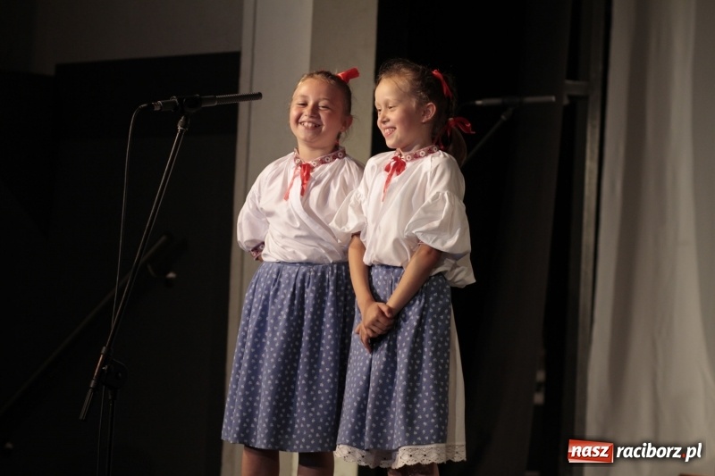 Zdjęcie w galerii na portalu naszraciborz.pl: Po naszymu dla niepodległej. Strzecha przepięknie zatańczyła na 100-lecie niepodległości  wiadomości z regionu