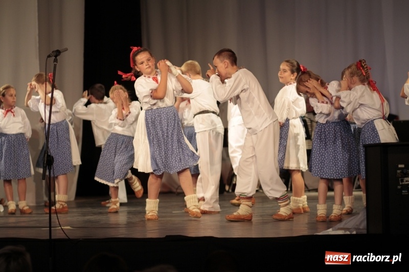 Zdjęcie w galerii na portalu naszraciborz.pl: Po naszymu dla niepodległej. Strzecha przepięknie zatańczyła na 100-lecie niepodległości  wiadomości z regionu