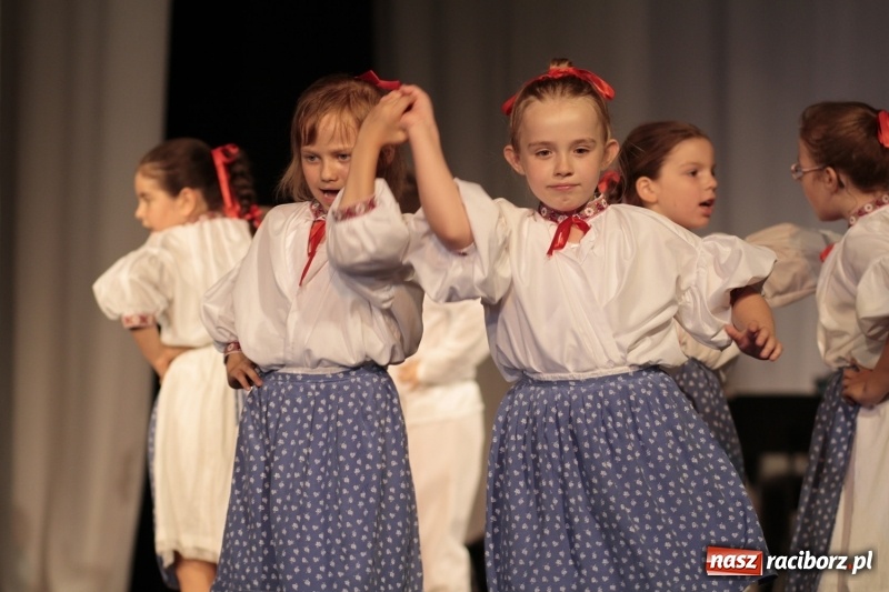 Zdjęcie w galerii na portalu naszraciborz.pl: Po naszymu dla niepodległej. Strzecha przepięknie zatańczyła na 100-lecie niepodległości  wiadomości z regionu