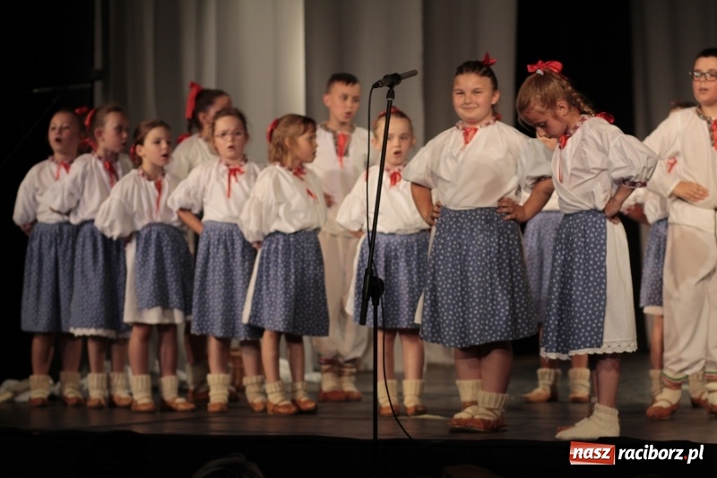 Zdjęcie w galerii na portalu naszraciborz.pl: Po naszymu dla niepodległej. Strzecha przepięknie zatańczyła na 100-lecie niepodległości  wiadomości z regionu