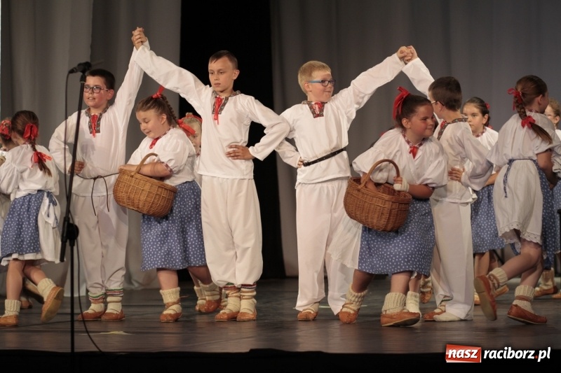 Zdjęcie w galerii na portalu naszraciborz.pl: Po naszymu dla niepodległej. Strzecha przepięknie zatańczyła na 100-lecie niepodległości  wiadomości z regionu