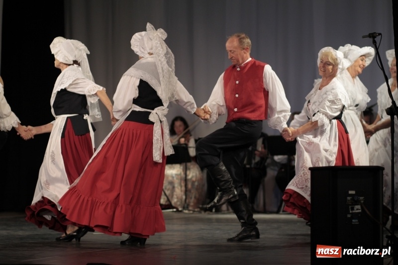 Zdjęcie w galerii na portalu naszraciborz.pl: Po naszymu dla niepodległej. Strzecha przepięknie zatańczyła na 100-lecie niepodległości  wiadomości z regionu