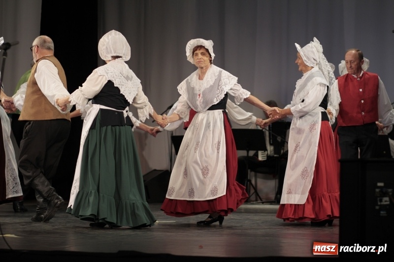 Zdjęcie w galerii na portalu naszraciborz.pl: Po naszymu dla niepodległej. Strzecha przepięknie zatańczyła na 100-lecie niepodległości  wiadomości z regionu