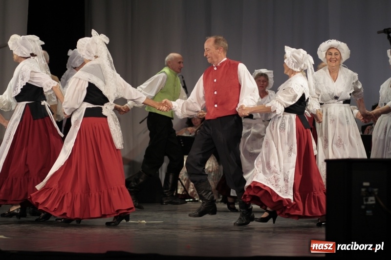 Zdjęcie w galerii na portalu naszraciborz.pl: Po naszymu dla niepodległej. Strzecha przepięknie zatańczyła na 100-lecie niepodległości  wiadomości z regionu