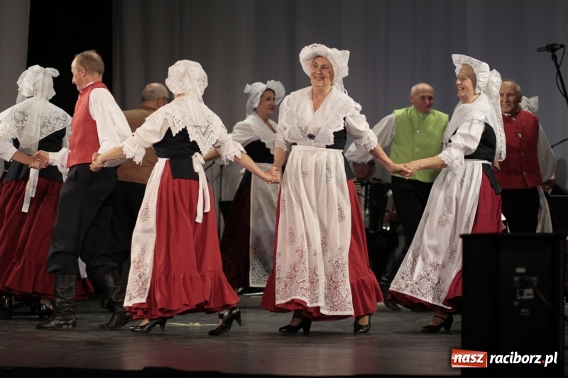 Zdjęcie w galerii na portalu naszraciborz.pl: Po naszymu dla niepodległej. Strzecha przepięknie zatańczyła na 100-lecie niepodległości  wiadomości z regionu