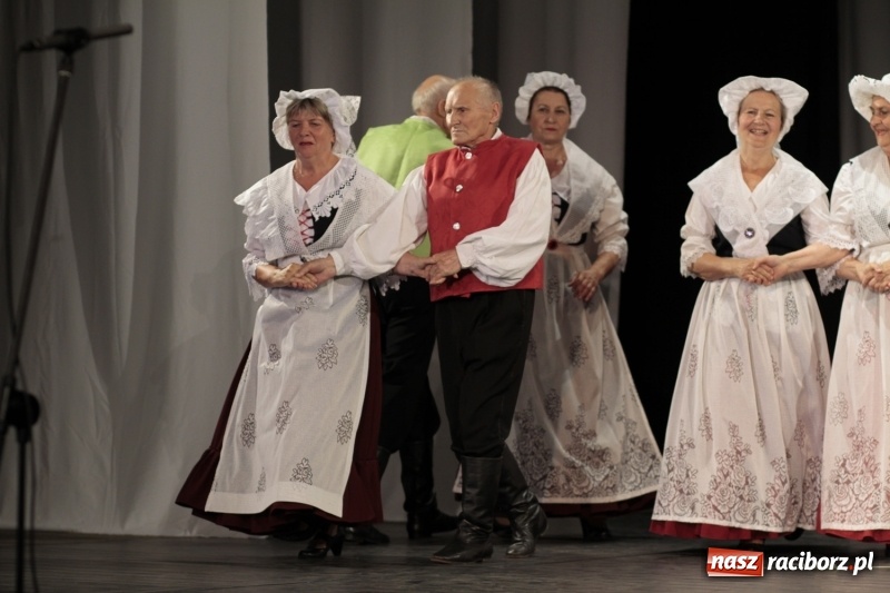 Zdjęcie w galerii na portalu naszraciborz.pl: Po naszymu dla niepodległej. Strzecha przepięknie zatańczyła na 100-lecie niepodległości  wiadomości z regionu