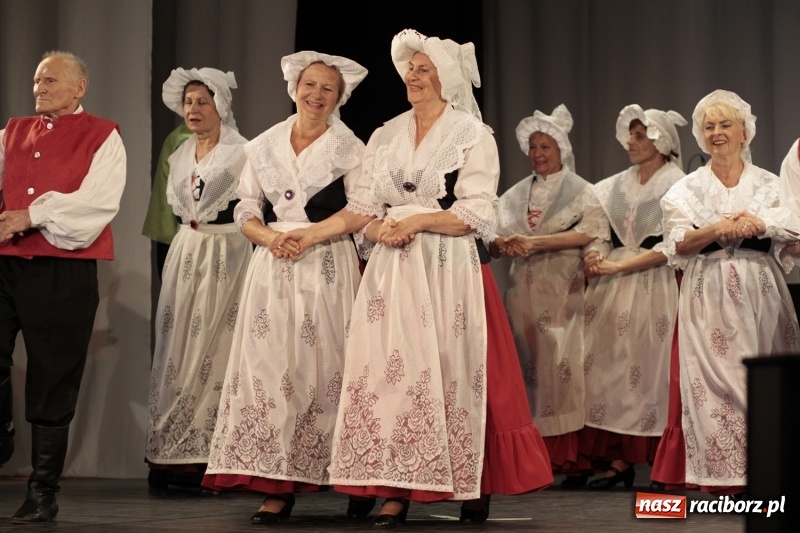 Zdjęcie w galerii na portalu naszraciborz.pl: Po naszymu dla niepodległej. Strzecha przepięknie zatańczyła na 100-lecie niepodległości  wiadomości z regionu