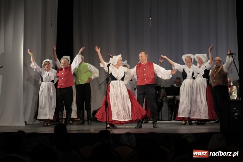 Zdjęcie w galerii na portalu naszraciborz.pl: Po naszymu dla niepodległej. Strzecha przepięknie zatańczyła na 100-lecie niepodległości  wiadomości z regionu