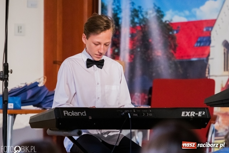 Zdjęcie w galerii na portalu naszraciborz.pl: Muzyczne podsumowanie roku szkolnego wiadomości z regionu