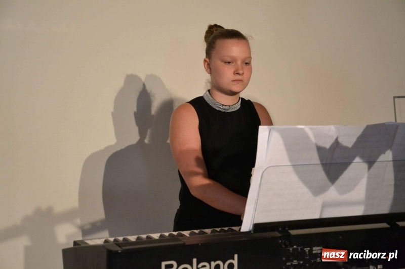 Zdjęcie w galerii na portalu naszraciborz.pl: Muzyczne podsumowanie roku szkolnego wiadomości z regionu