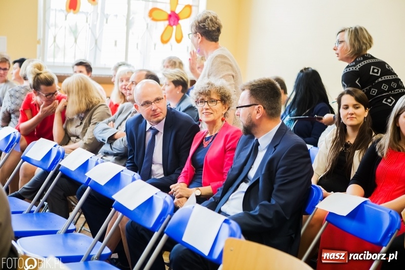 Zdjęcie w galerii na portalu naszraciborz.pl: Ostatni dzwonek zabrzmiał w Studziennej. Miejskie zakończenie roku szkolnego w ZSP 4 wiadomości z regionu