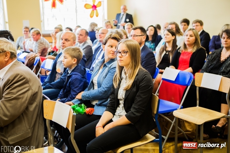 Zdjęcie w galerii na portalu naszraciborz.pl: Ostatni dzwonek zabrzmiał w Studziennej. Miejskie zakończenie roku szkolnego w ZSP 4 wiadomości z regionu