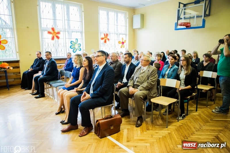 Zdjęcie w galerii na portalu naszraciborz.pl: Ostatni dzwonek zabrzmiał w Studziennej. Miejskie zakończenie roku szkolnego w ZSP 4 wiadomości z regionu
