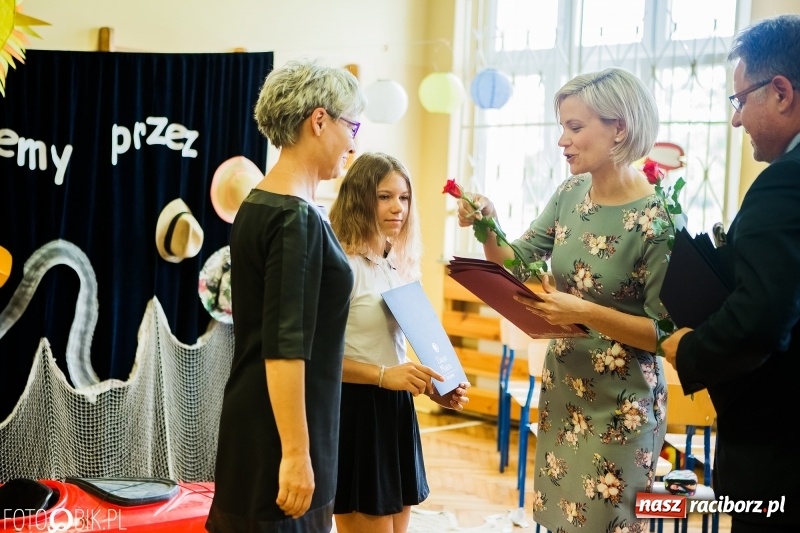 Zdjęcie w galerii na portalu naszraciborz.pl: Ostatni dzwonek zabrzmiał w Studziennej. Miejskie zakończenie roku szkolnego w ZSP 4 wiadomości z regionu