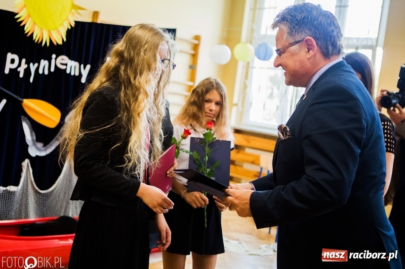 Zdjęcie w galerii na portalu naszraciborz.pl: Ostatni dzwonek zabrzmiał w Studziennej. Miejskie zakończenie roku szkolnego w ZSP 4 wiadomości z regionu
