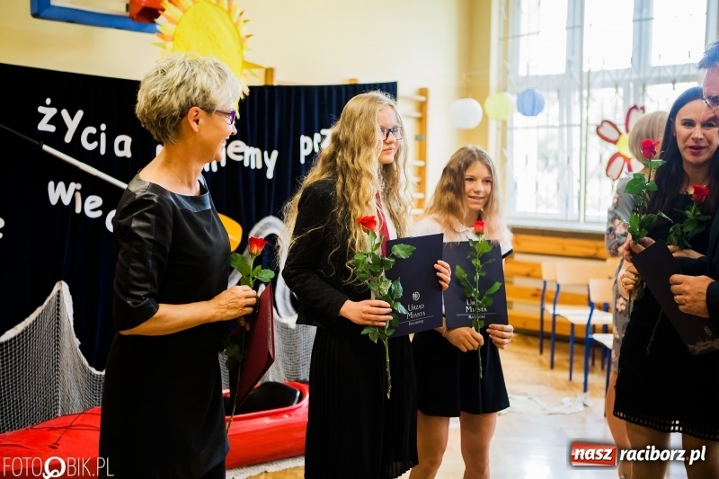 Zdjęcie w galerii na portalu naszraciborz.pl: Ostatni dzwonek zabrzmiał w Studziennej. Miejskie zakończenie roku szkolnego w ZSP 4 wiadomości z regionu