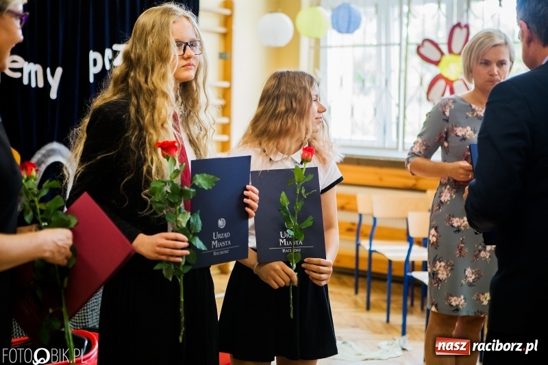 Zdjęcie w galerii na portalu naszraciborz.pl: Ostatni dzwonek zabrzmiał w Studziennej. Miejskie zakończenie roku szkolnego w ZSP 4 wiadomości z regionu