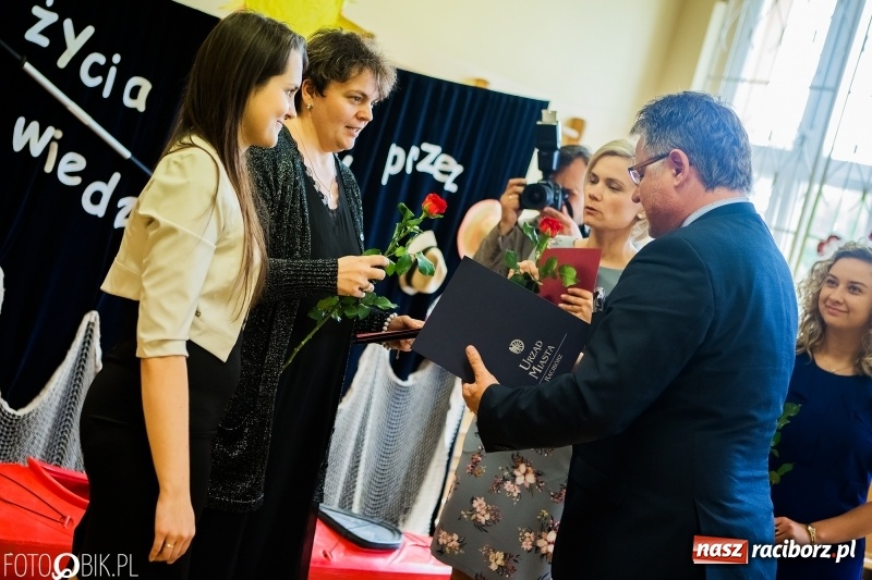 Zdjęcie w galerii na portalu naszraciborz.pl: Ostatni dzwonek zabrzmiał w Studziennej. Miejskie zakończenie roku szkolnego w ZSP 4 wiadomości z regionu