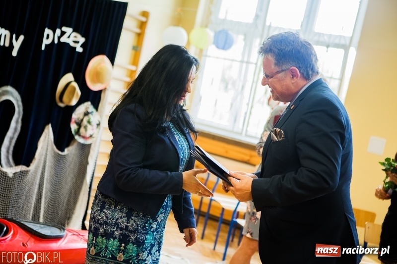 Zdjęcie w galerii na portalu naszraciborz.pl: Ostatni dzwonek zabrzmiał w Studziennej. Miejskie zakończenie roku szkolnego w ZSP 4 wiadomości z regionu