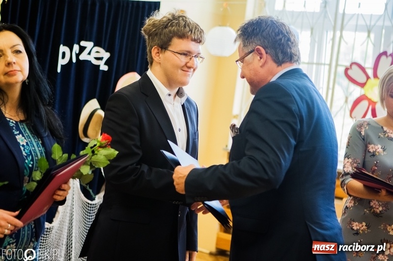 Zdjęcie w galerii na portalu naszraciborz.pl: Ostatni dzwonek zabrzmiał w Studziennej. Miejskie zakończenie roku szkolnego w ZSP 4 wiadomości z regionu