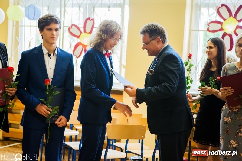 Zdjęcie w galerii na portalu naszraciborz.pl: Ostatni dzwonek zabrzmiał w Studziennej. Miejskie zakończenie roku szkolnego w ZSP 4 wiadomości z regionu
