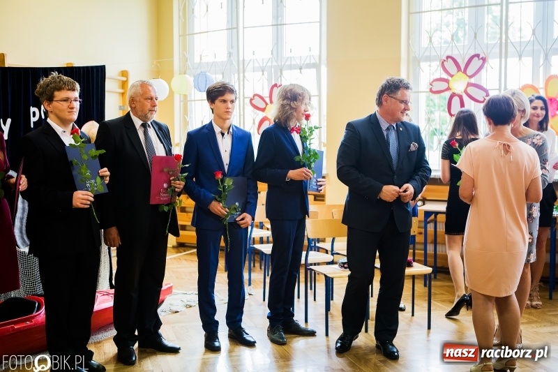 Zdjęcie w galerii na portalu naszraciborz.pl: Ostatni dzwonek zabrzmiał w Studziennej. Miejskie zakończenie roku szkolnego w ZSP 4 wiadomości z regionu